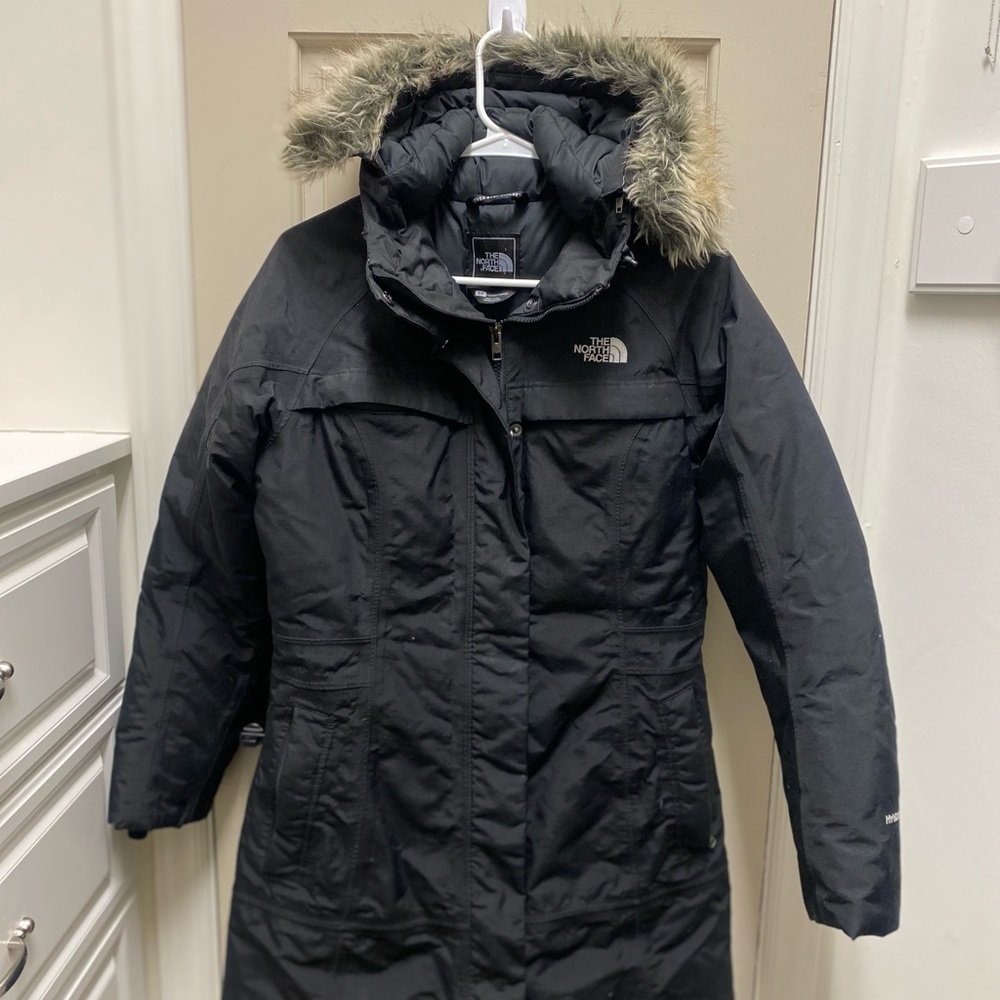 The women’s north face arctic parka in black size small. Super warm!